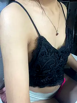 Snapshot of Mina048 chatting on 10-21-25, 03:57 Mina048 online show from 10-21-25, 03:57