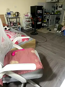 Snapshot of Mina048 chatting on 11-04-25, 12:15 Mina048 online show from 11-04-25, 12:15