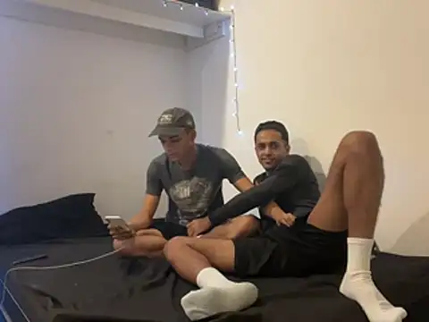 Snapshot of Midnight_Socks_Guys chatting on 07-05-26, 12:28 Midnight Socks Guys online show from 07-05-26, 12:28