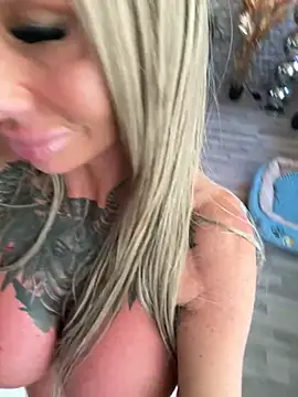 Snapshot of dutchbarbie chatting on 04-19-26, 06:10 dutchbarbie online show from 04-19-26, 06:10