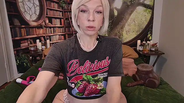 Snapshot of HaileeAtHome chatting on 06-25-26, 04:44 HaileeAtHome online show from 06-25-26, 04:44