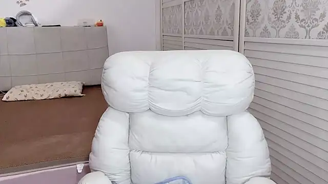 Snapshot of Holiland chatting on 10-13-25, 12:43 Holiland online show from 10-13-25, 12:43