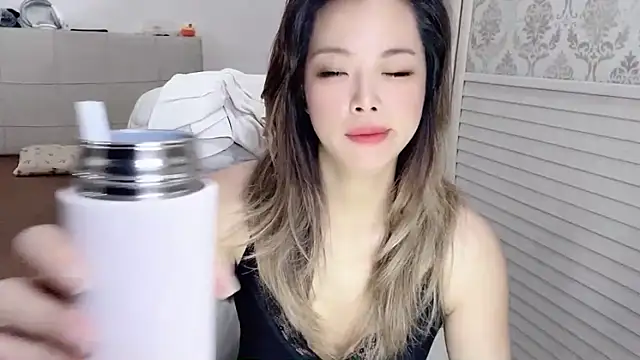 Snapshot of Holiland chatting on 10-14-25, 12:33 Holiland online show from 10-14-25, 12:33