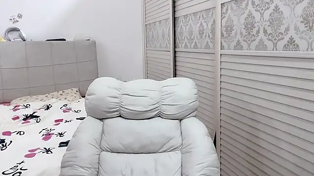 Snapshot of Holiland chatting on 11-17-25, 01:00 Holiland online show from 11-17-25, 01:00