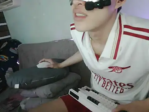 Snapshot of boyhigh1997 chatting on 10-20-25, 04:51 boyhigh1997 online show from 10-20-25, 04:51