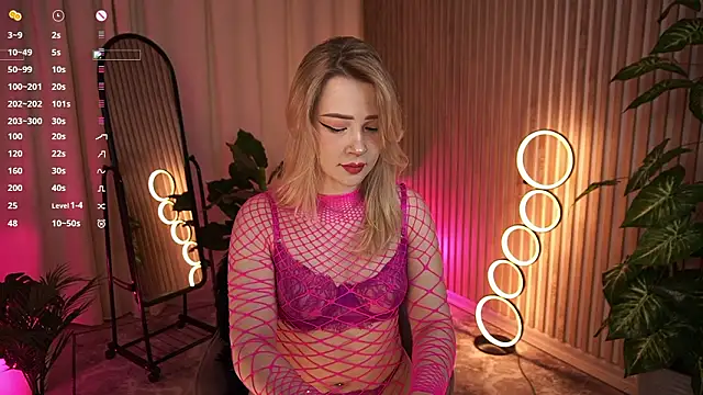 Snapshot of LauraWifeness chatting on 03-19-26, 06:06 LauraWifeness online show from 03-19-26, 06:06