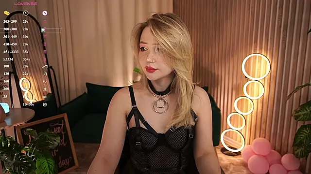 Snapshot of LauraWifeness chatting on 03-26-26, 06:30 LauraWifeness online show from 03-26-26, 06:30