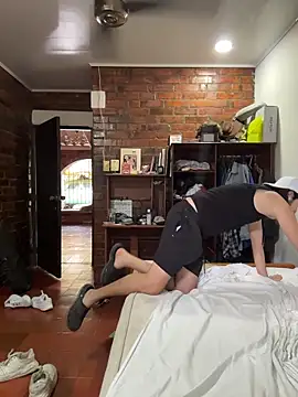 Snapshot of Luxx_14 chatting on 12-21-25, 04:36 Luxx 14 online show from 12-21-25, 04:36