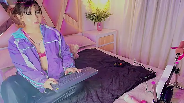 mia ailyn  online show from 10-31-25, 03:18