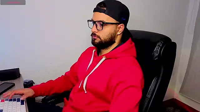 Snapshot of Ernesto-Rodriguez82 chatting on 10-18-25, 05:21 Ernesto-Rodriguez82 online show from 10-18-25, 05:21