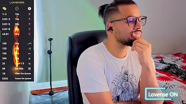 Snapshot of Ernesto-Rodriguez82 chatting on 10-29-25, 06:42 Ernesto-Rodriguez82 online show from 10-29-25, 06:42