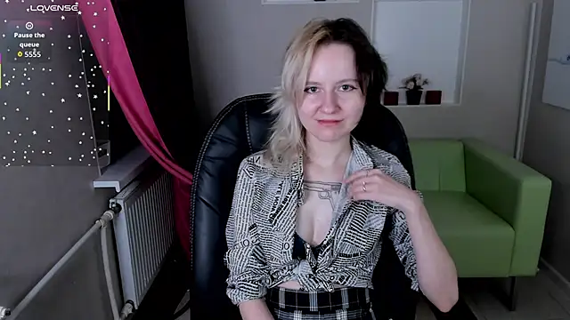 girl next doorr online show from 10-23-25, 01:21