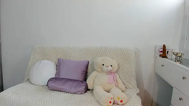 miaravel  online show from 12-18-25, 05:52