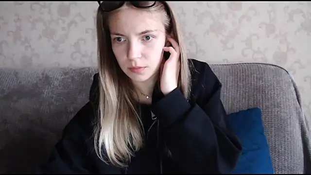 Snapshot of HitGyrl chatting on 10-04-25, 02:42 HitGyrl online show from 10-04-25, 02:42