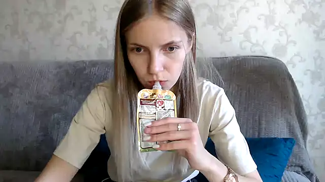 Snapshot of HitGyrl chatting on 10-18-25, 08:04 HitGyrl online show from 10-18-25, 08:04