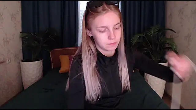 Snapshot of HitGyrl chatting on 10-22-25, 08:25 HitGyrl online show from 10-22-25, 08:25