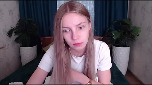 Snapshot of HitGyrl chatting on 10-30-25, 08:05 HitGyrl online show from 10-30-25, 08:05