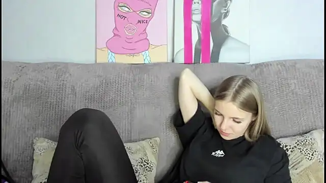 HitGyrl online show from 11-27-25, 01:18