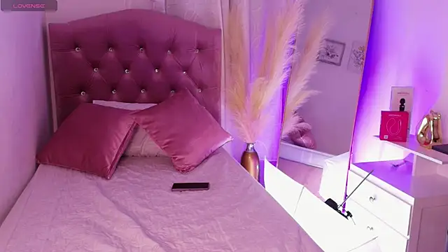 Snapshot of ZoeRuiiz chatting on 10-26-25, 04:07 ZoeRuiiz online show from 10-26-25, 04:07