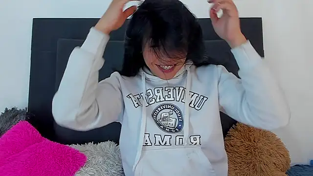 Adrianna Arias online show from 12-17-25, 04:13