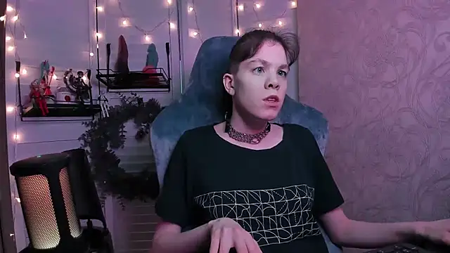 Snapshot of aestheticbeing chatting on 12-17-25, 12:44 aestheticbeing online show from 12-17-25, 12:44