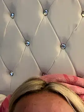 Snapshot of EllieMaeBaby chatting on 10-03-25, 02:58 EllieMaeBaby online show from 10-03-25, 02:58