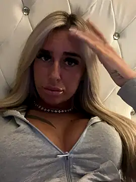 Snapshot of EllieMaeBaby chatting on 10-26-25, 06:36 EllieMaeBaby online show from 10-26-25, 06:36