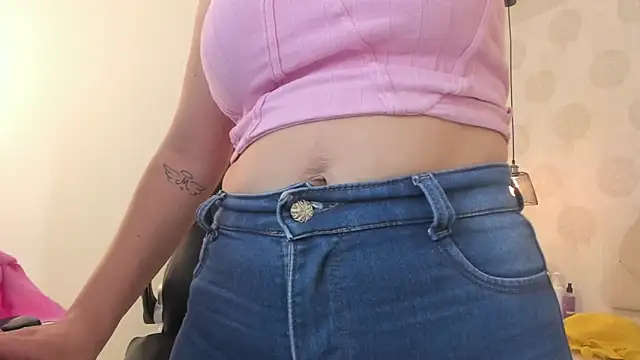 Snapshot of GIANAMILLER6 chatting on 10-02-25, 12:23 GIANAMILLER6 online show from 10-02-25, 12:23