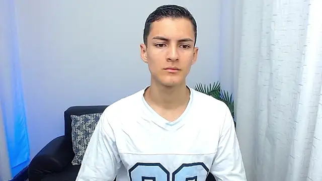 Snapshot of Matiius18 chatting on 10-17-25, 01:46 Matiius18 online show from 10-17-25, 01:46