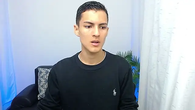 Snapshot of Matiius18 chatting on 10-18-25, 01:45 Matiius18 online show from 10-18-25, 01:45