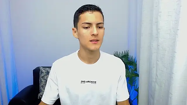 Snapshot of Matiius18 chatting on 10-19-25, 02:29 Matiius18 online show from 10-19-25, 02:29