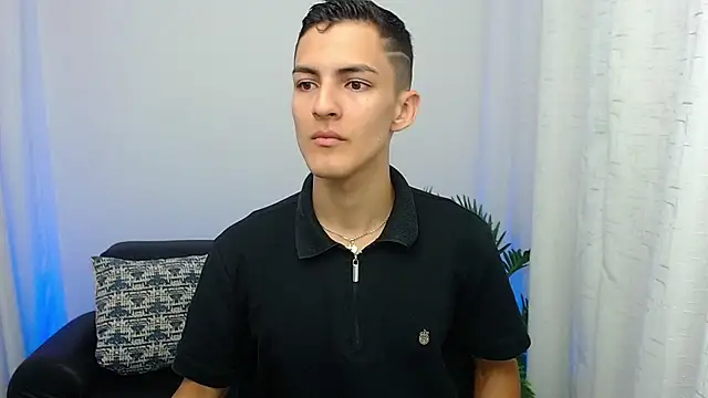 Snapshot of Matiius18 chatting on 10-25-25, 02:02 Matiius18 online show from 10-25-25, 02:02