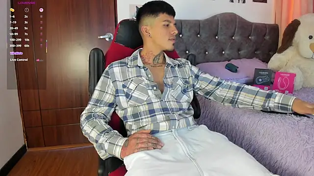 Snapshot of Savajelust chatting on 09-21-25, 05:58 Savajelust online show from 09-21-25, 05:58