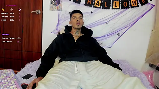 Snapshot of Savajelust chatting on 10-10-25, 12:04 Savajelust online show from 10-10-25, 12:04