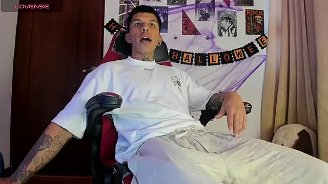 Snapshot of Savajelust chatting on 10-19-25, 05:24 Savajelust online show from 10-19-25, 05:24