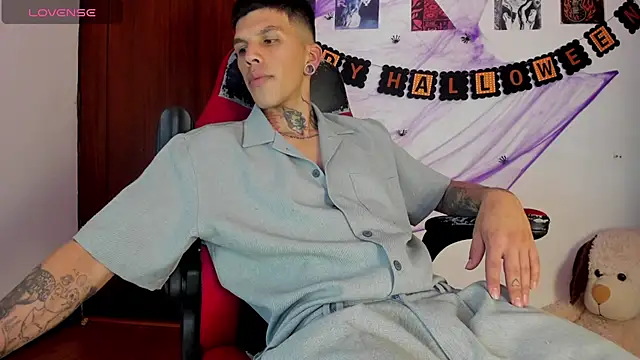 Snapshot of Savajelust chatting on 10-21-25, 02:34 Savajelust online show from 10-21-25, 02:34