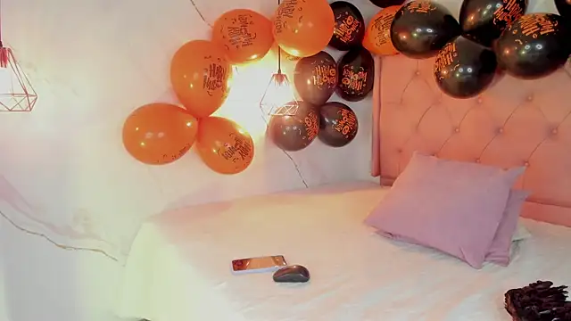 Snapshot of Bellarohs chatting on 10-31-25, 01:56 Bellarohs online show from 10-31-25, 01:56