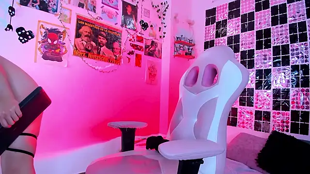 Snapshot of UchikyDoll chatting on 03-10-26, 04:23 UchikyDoll online show from 03-10-26, 04:23