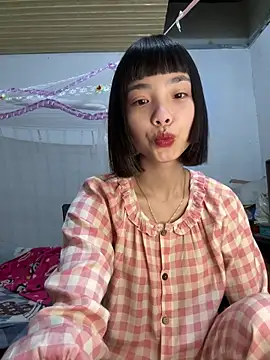 Snapshot of andymi1 chatting on 04-19-26, 02:33 andymi1 online show from 04-19-26, 02:33