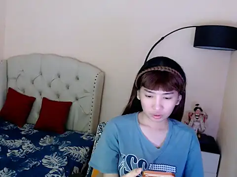 ShantalFoxxy  online show from 06-12-26, 11:25