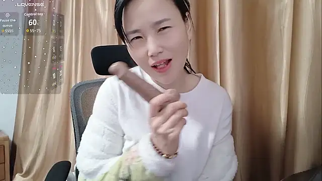 Snapshot of Haili-1 chatting on 11-16-25, 12:00 Haili-1 online show from 11-16-25, 12:00