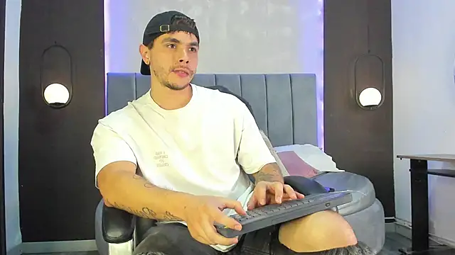 Liam walk  online show from 11-08-25, 09:57