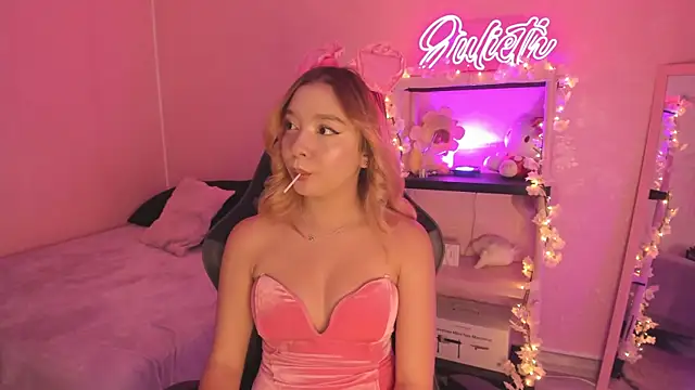 Snapshot of JuliethMoss chatting on 02-14-26, 07:43 JuliethMoss online show from 02-14-26, 07:43