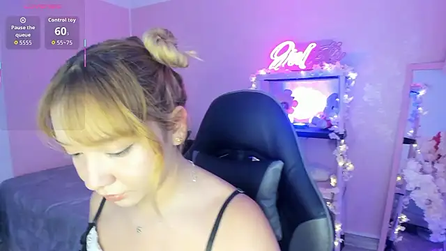 Snapshot of JuliethMoss chatting on 02-18-26, 08:38 JuliethMoss online show from 02-18-26, 08:38