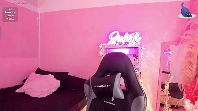 Snapshot of JuliethMoss chatting on 03-21-26, 08:23 JuliethMoss online show from 03-21-26, 08:23