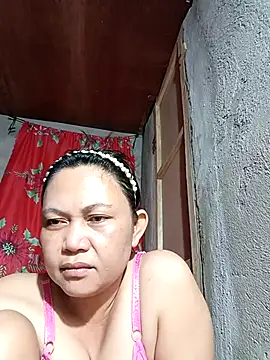 Snapshot of Everleigh_mom chatting on 09-09-25, 12:05 Everleigh mom online show from 09-09-25, 12:05