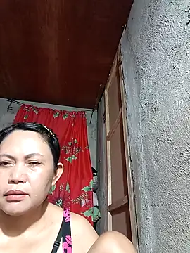 Snapshot of Everleigh_mom chatting on 09-17-25, 04:47 Everleigh mom online show from 09-17-25, 04:47