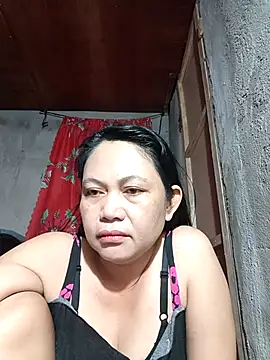 Snapshot of Everleigh_mom chatting on 09-17-25, 07:48 Everleigh mom online show from 09-17-25, 07:48