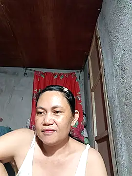 Snapshot of Everleigh_mom chatting on 09-19-25, 10:38 Everleigh mom online show from 09-19-25, 10:38