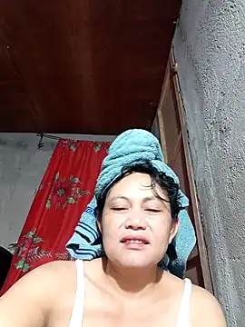 Snapshot of Everleigh_mom chatting on 09-20-25, 04:13 Everleigh mom online show from 09-20-25, 04:13